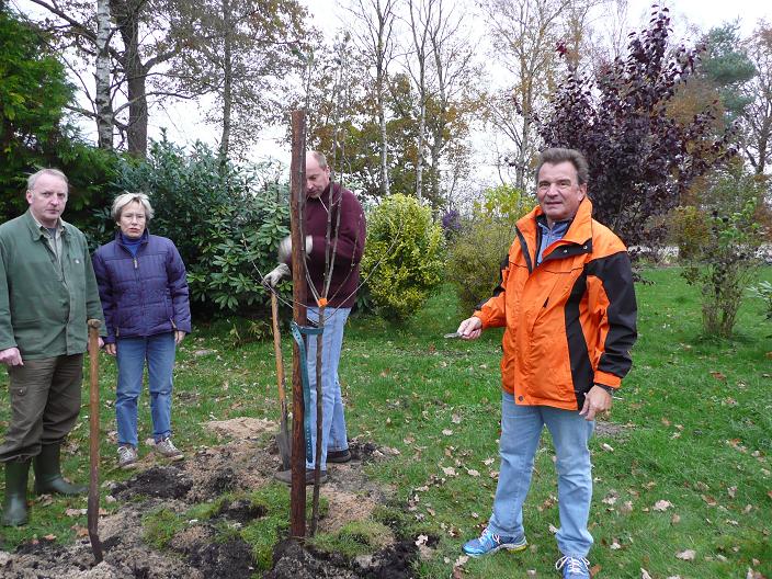Pressefoto Baumpflanzaktion mit Ortsvorsteher