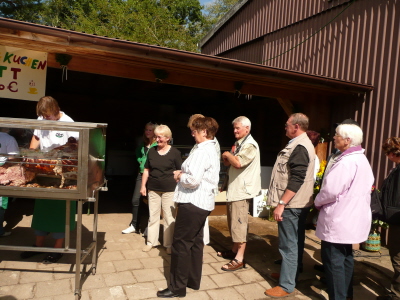 Schlange stehen zum Spanferkel. F.W. Topp