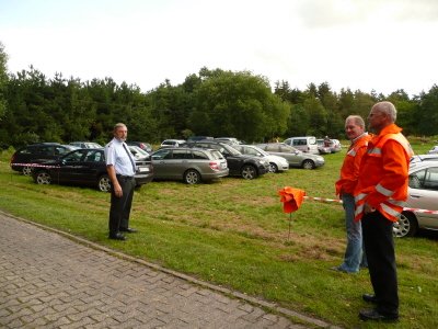 Die freiwillige Feuerwehr hilft beim Parkeinweisen...
