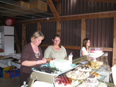 Gleich gehts los - der Kuchenverkauf beginnt...