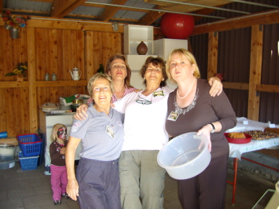 Unsere fleissigen Kuchenverkuferinnen